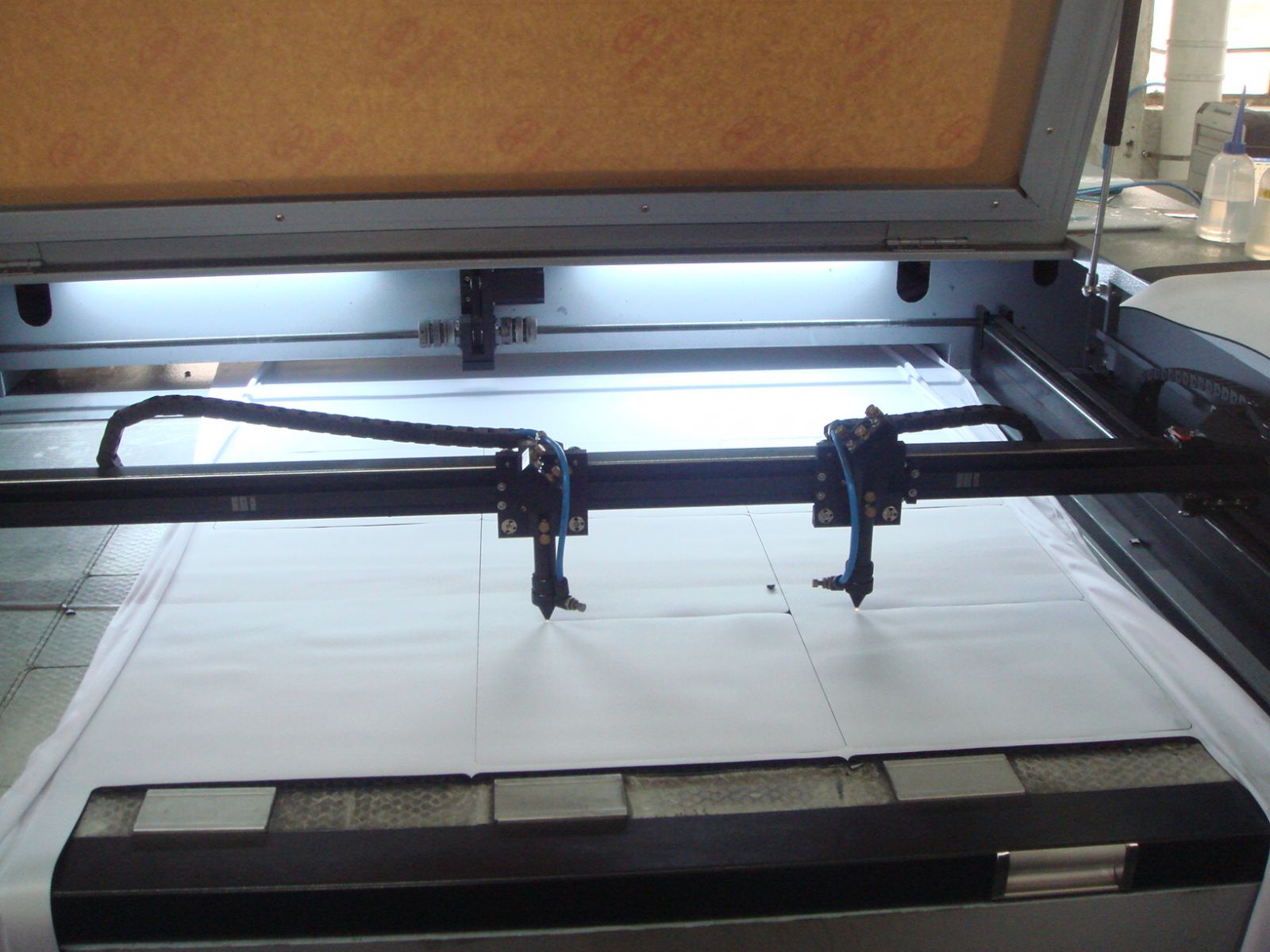 激光切邊<a title='廣告鼠標墊' target='_blank' href='http://www.nmbc.com.cn/' class='seolabel'>廣告鼠標墊</a>